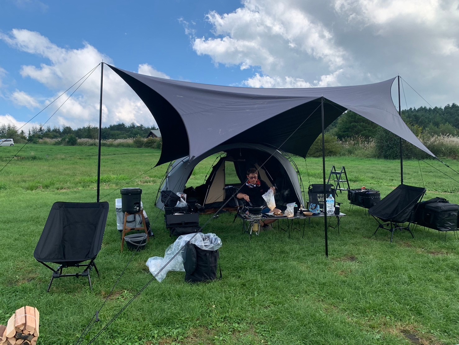 こだわりのキャンプ用具が並んだ写真