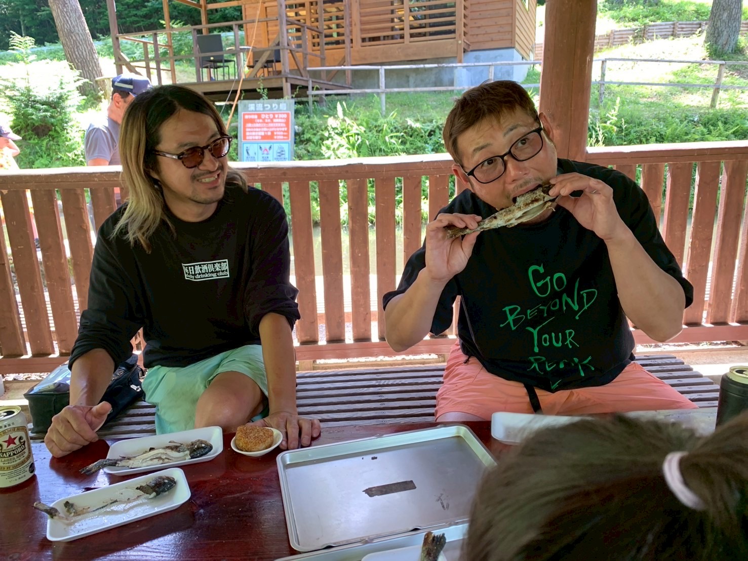 仕事仲間とキャンプを楽しんでいる写真